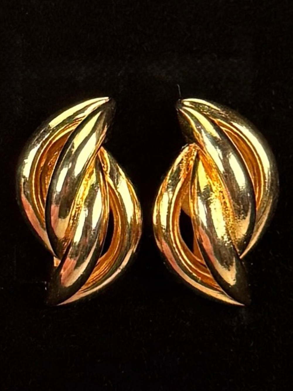 Vintage goldtone clip on earrings